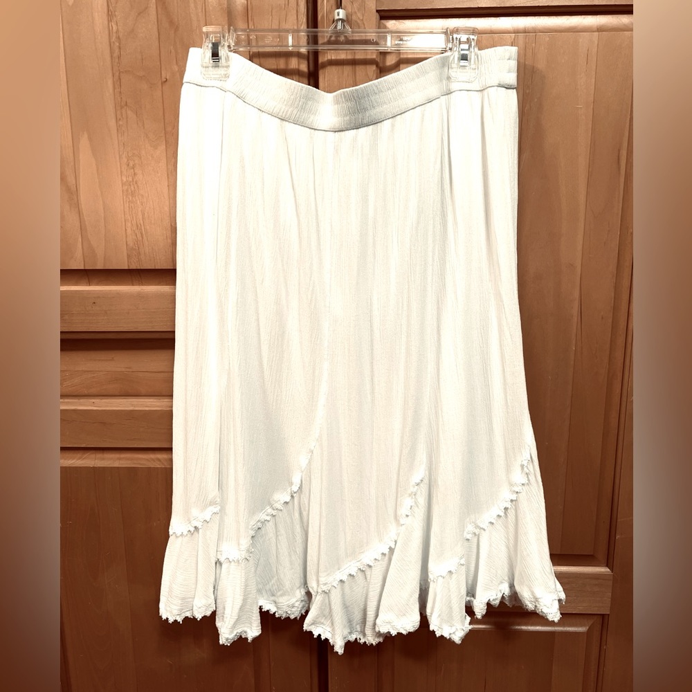 PROCEEDS TO FAMILY HEART FOUNDATION! 
Cute White Skirt, L, Lined, Washable